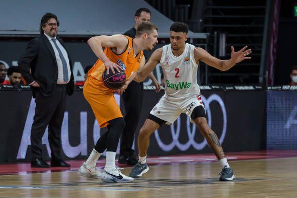 她不仅肩负 她不仅肩负